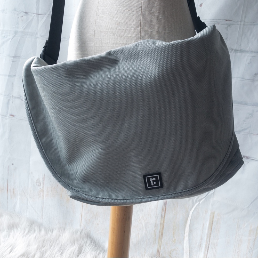 Rickshaw Large Zero Messenger Bag - Grey with Blue Inside
